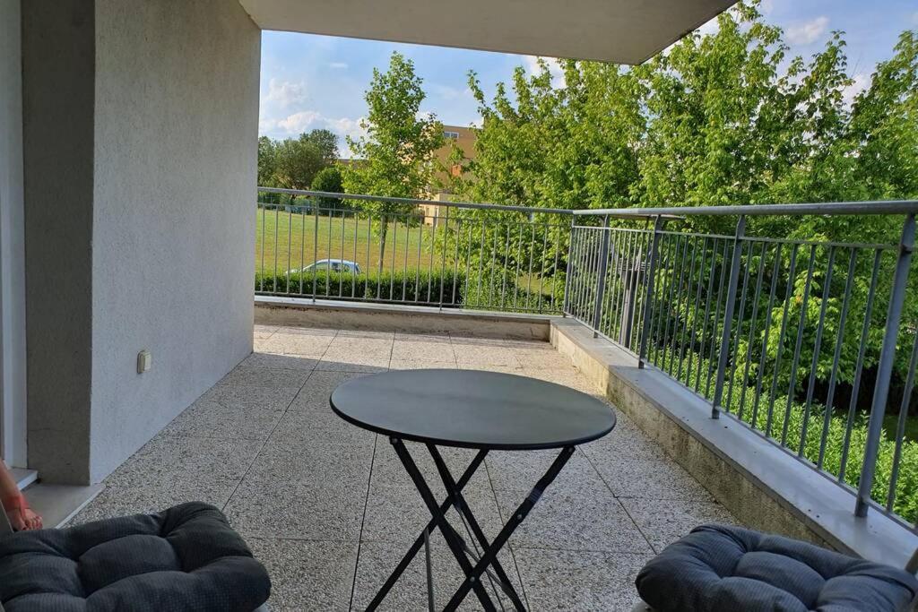 Appartement Contemporain Renove A Neuf Avec Cuisine Equipe - Val De Reuil Val-de-Reuil Eksteriør bilde