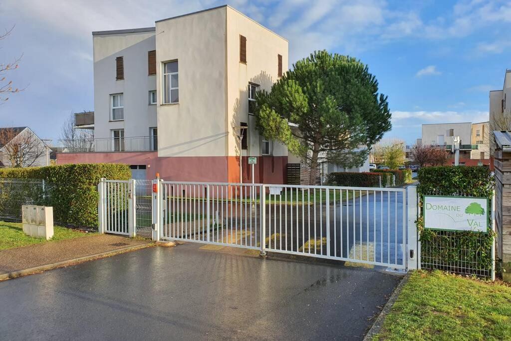 Appartement Contemporain Renove A Neuf Avec Cuisine Equipe - Val De Reuil Val-de-Reuil Eksteriør bilde